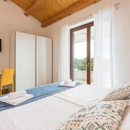 Holiday home 4 Bedroom Nice Home In Stokovci Stokovci