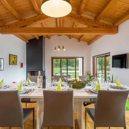 4 Bedroom Nice Home In Stokovci *