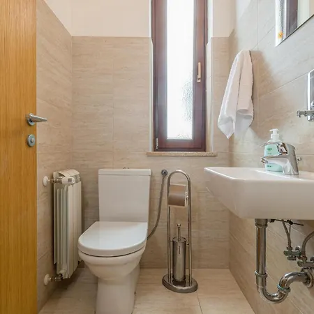 Holiday home 4 Bedroom Nice Home In Stokovci