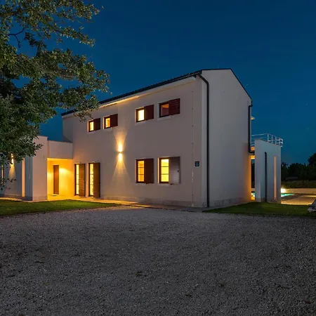 4 Bedroom Nice Home In Stokovci Holiday home *