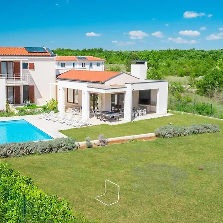 Holiday home 4 Bedroom Nice Home In Stokovci