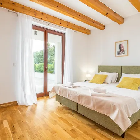 Holiday home 4 Bedroom Nice Home In Stokovci