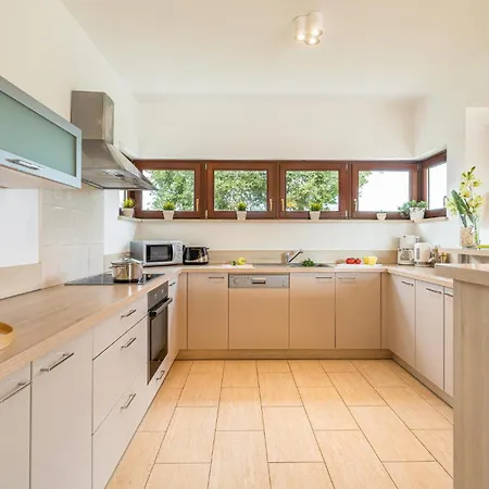 4 Bedroom Nice Home In Stokovci