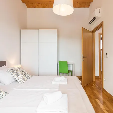 4 Bedroom Nice Home In Stokovci *