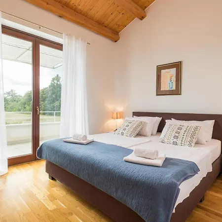 Holiday home 4 Bedroom Nice Home In Stokovci *