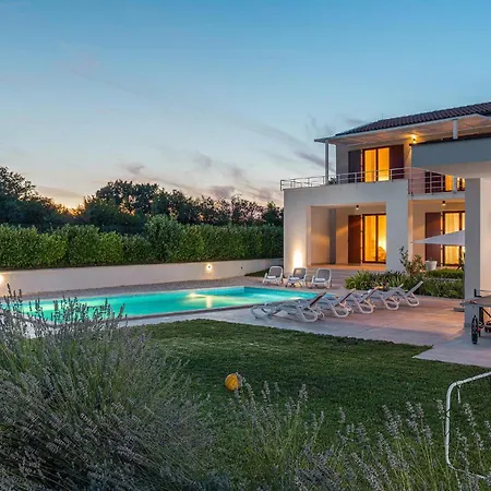 4 Bedroom In בית נופש *