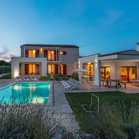 בית נופש 4 Bedroom In *